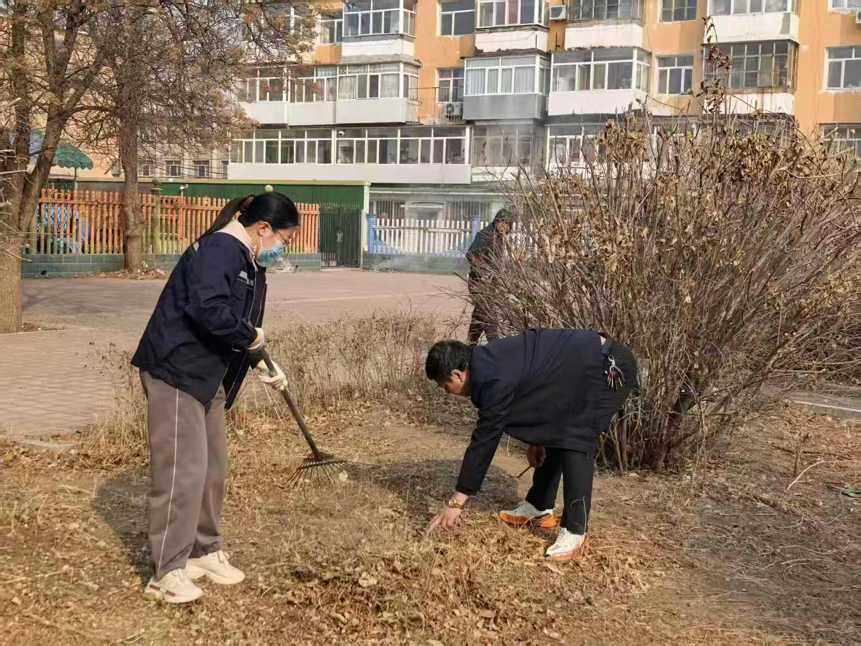 平庄分公司党委开展党员义务奉献活动(图1)