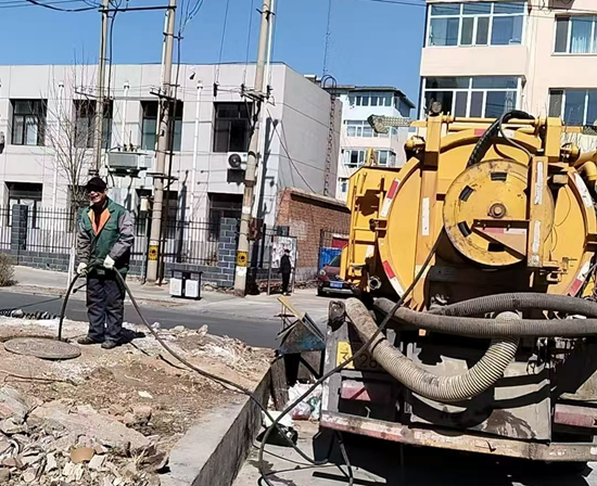 平庄分公司全力开展下水井淤堵疏通专项作业(图1)