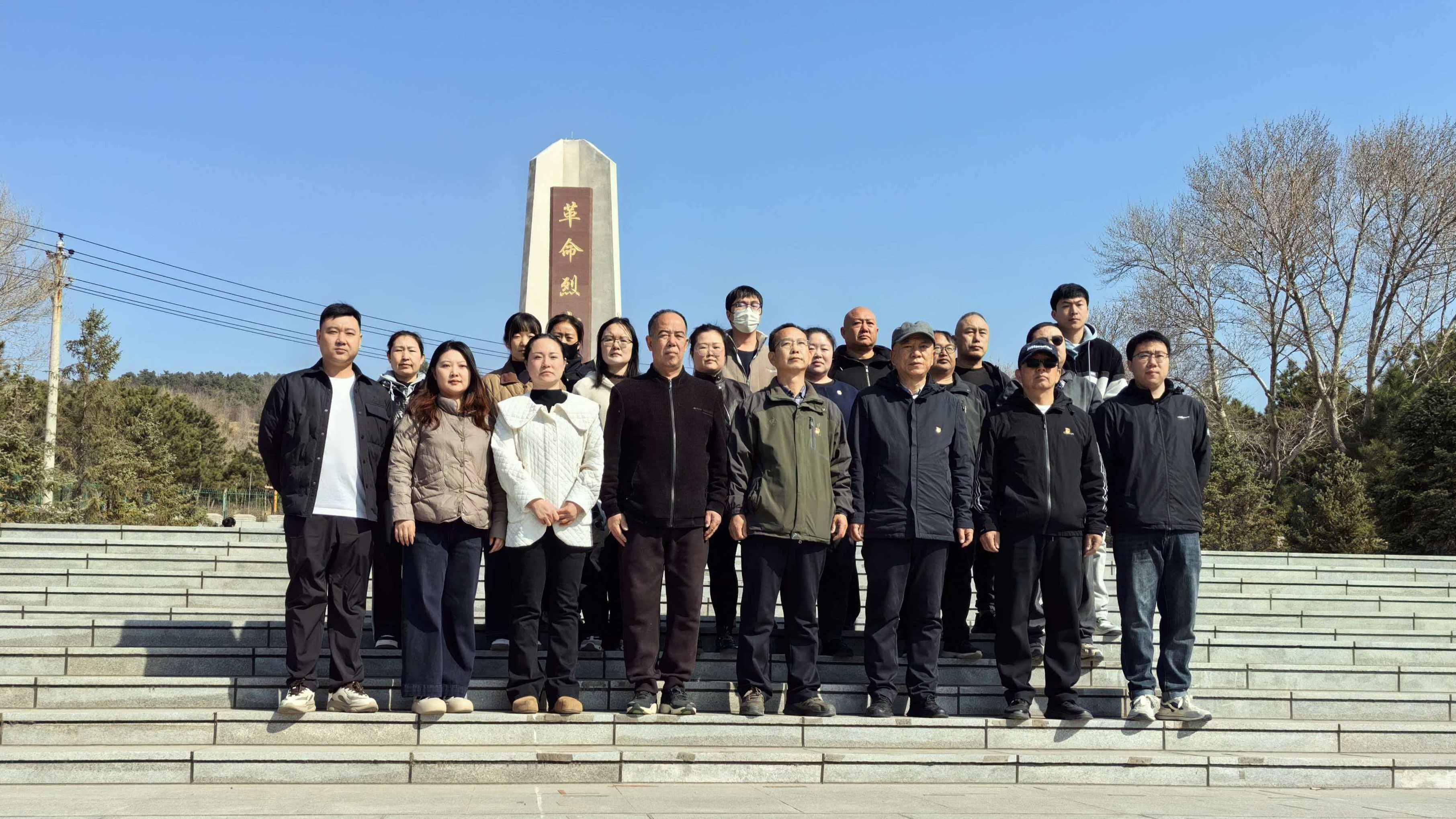 古山分公司党委联合北山社区开展“清明思远献花寄怀”文明实践活动(图1) 古山分公司党委联合北山社区开展“清明思远献花寄怀”文明实践活动(图1)