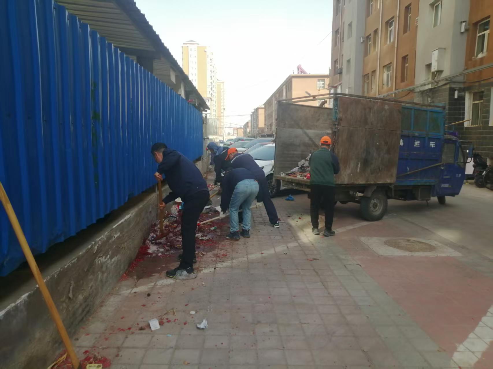 平庄分公司物管中心清扫队全力助推创城工作(图1) 平庄分公司物管中心清扫队全力助推创城工作(图1)