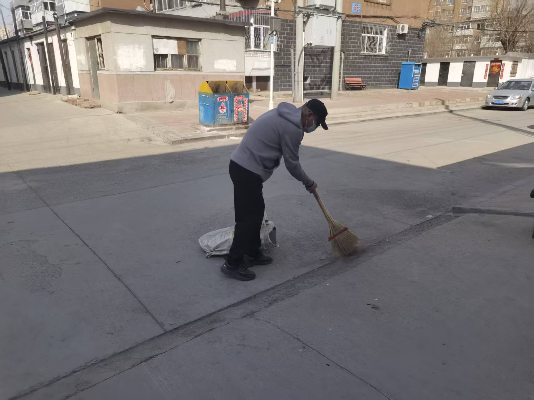 平庄分公司物管中心清扫队全力助推创城工作(图2) 平庄分公司物管中心清扫队全力助推创城工作(图2)