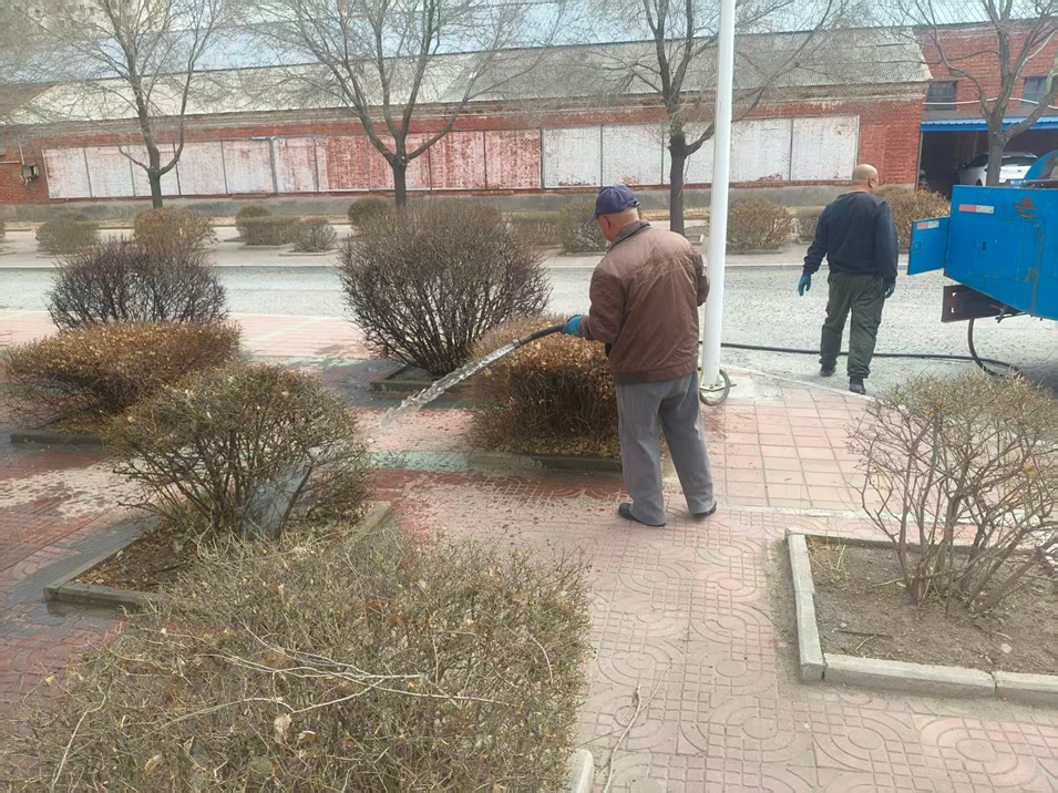 西露天分公司绿化班全面开展春季灌木绿植养护工作(图1) 西露天分公司绿化班全面开展春季灌木绿植养护工作(图1)