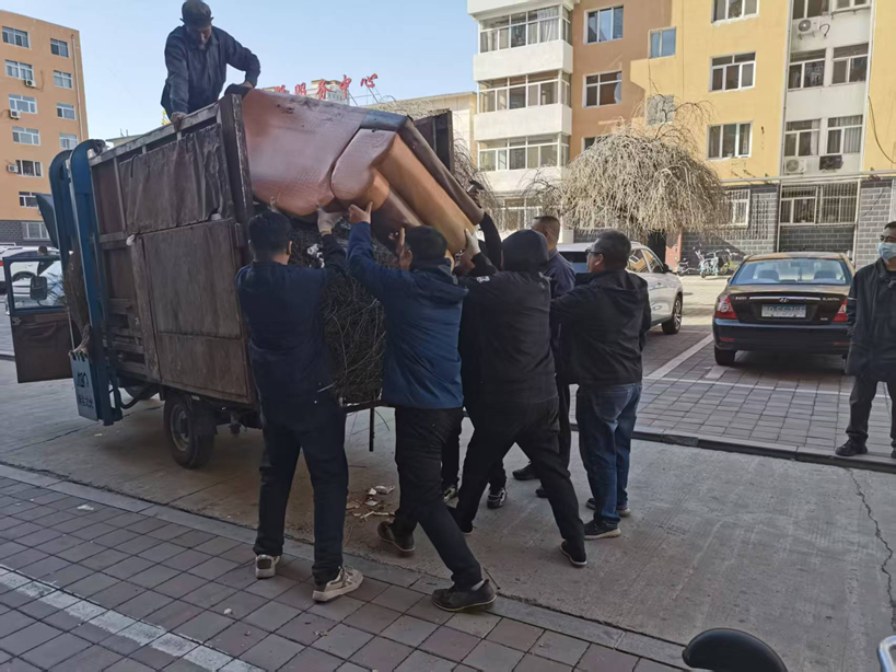 平庄分公司开展新兴小区杂物清理专项行动(图1)