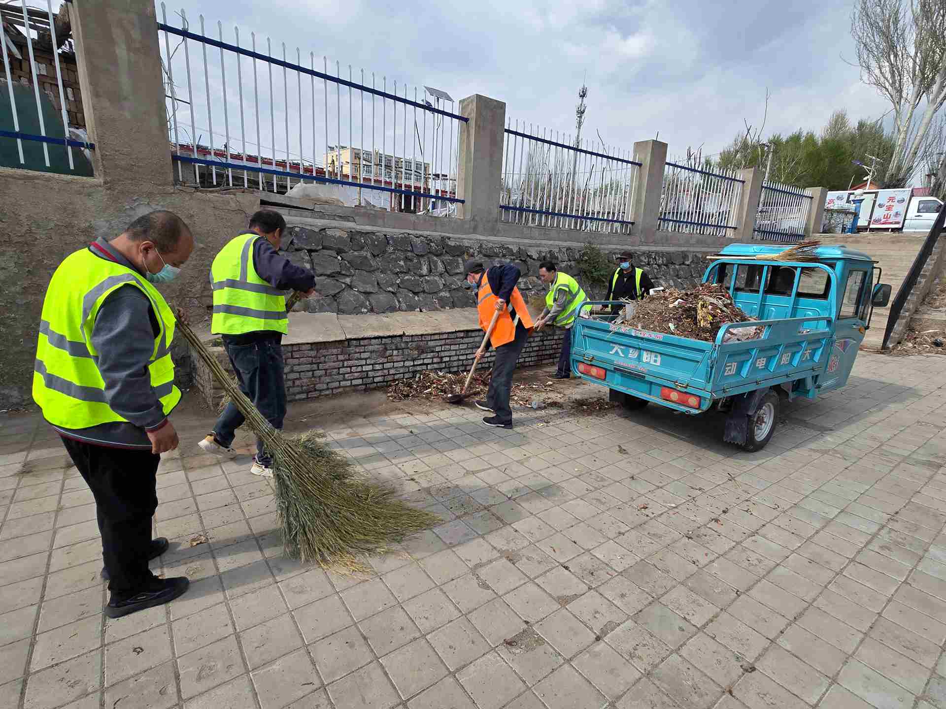 弘扬劳动精神 共创洁净家园(图2)