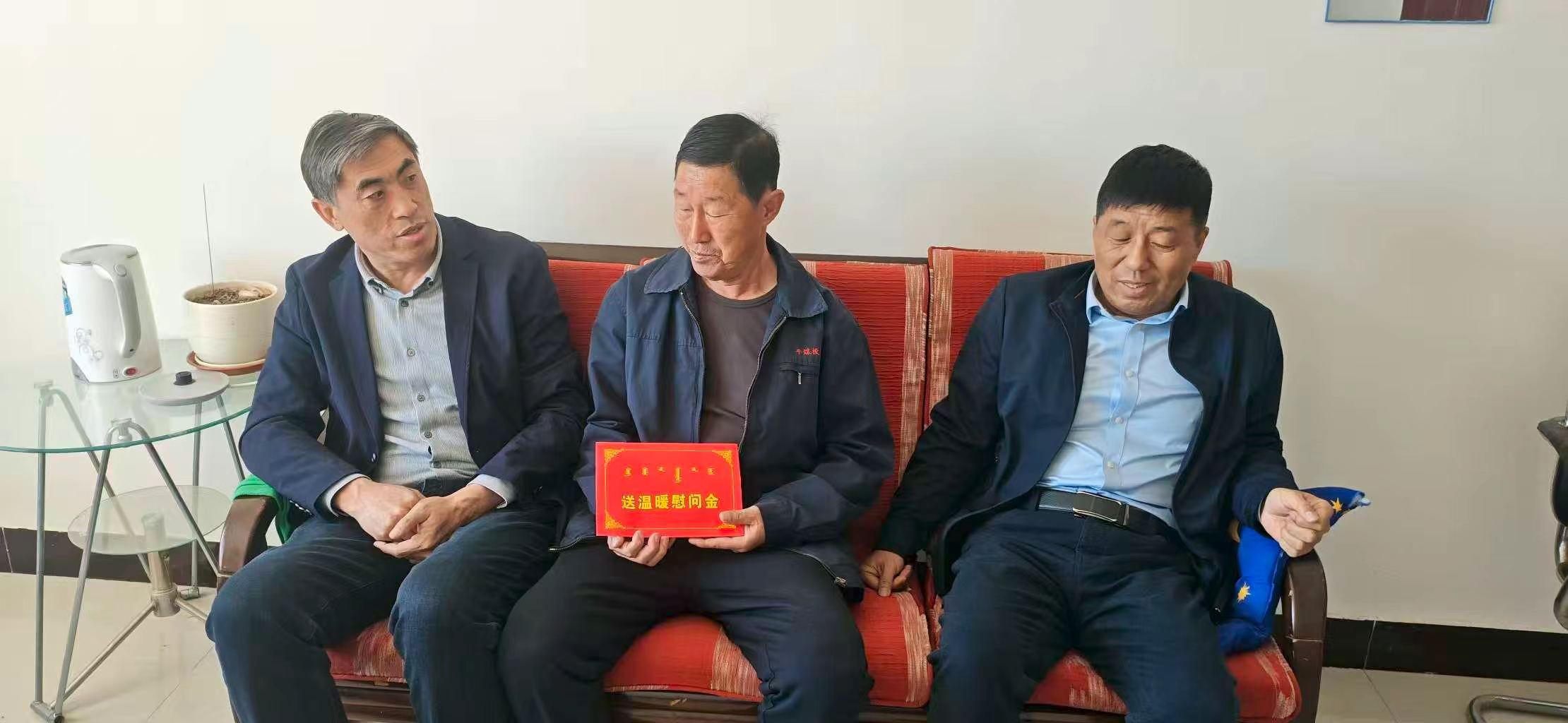 五一慰问暖人心 致敬劳模传匠心(图1)