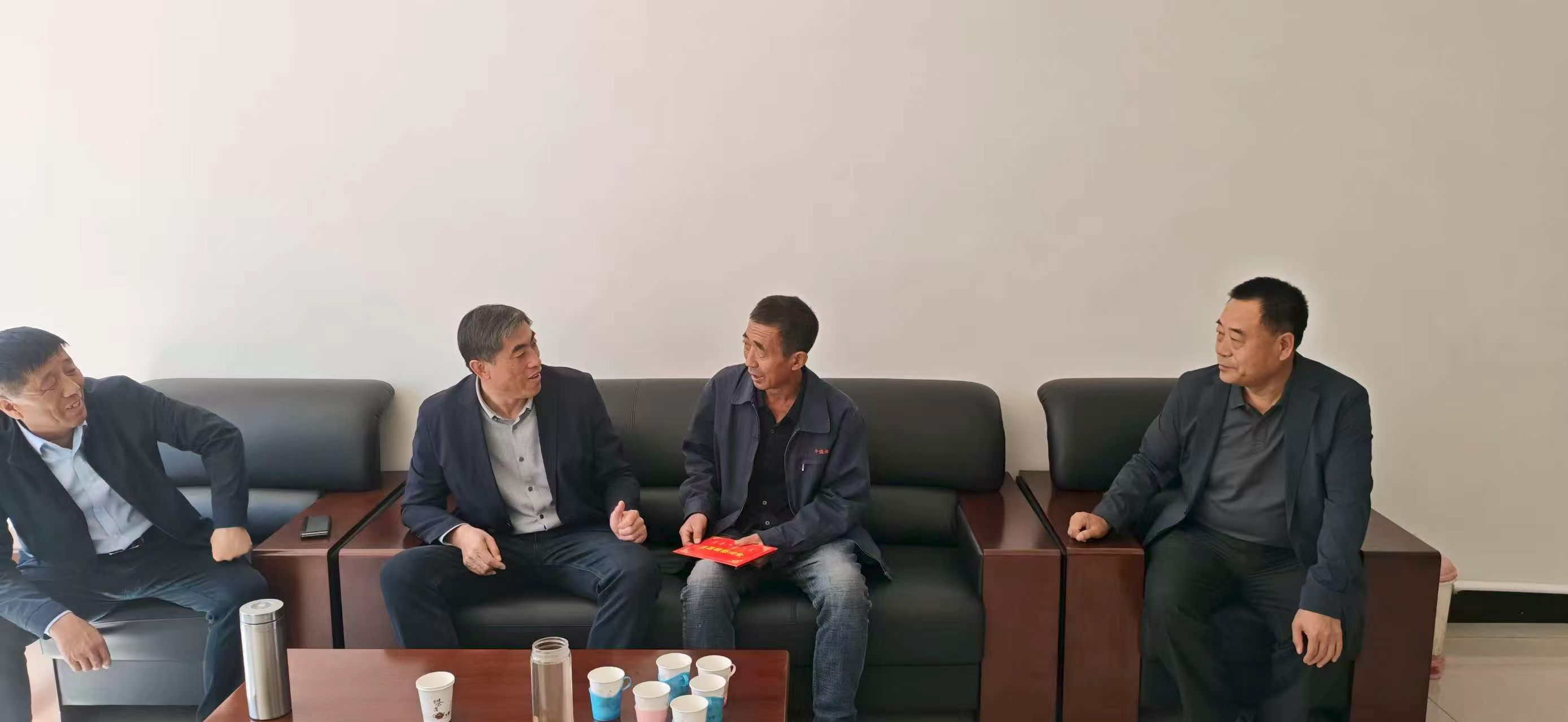 五一慰问暖人心 致敬劳模传匠心(图2)