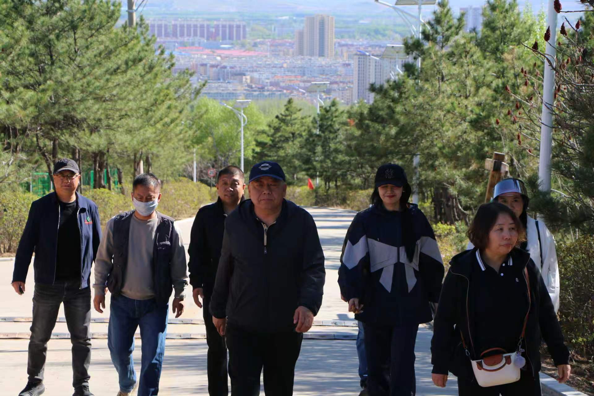 登高赏春聚合力 砥砺奋进促发展(图1)