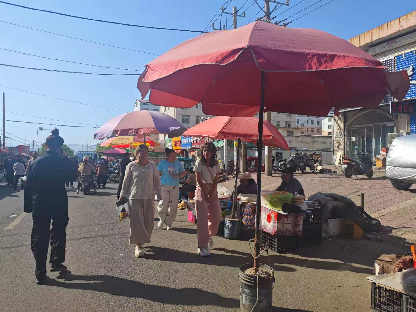 春风暖矿区 集市聚民心(图2)