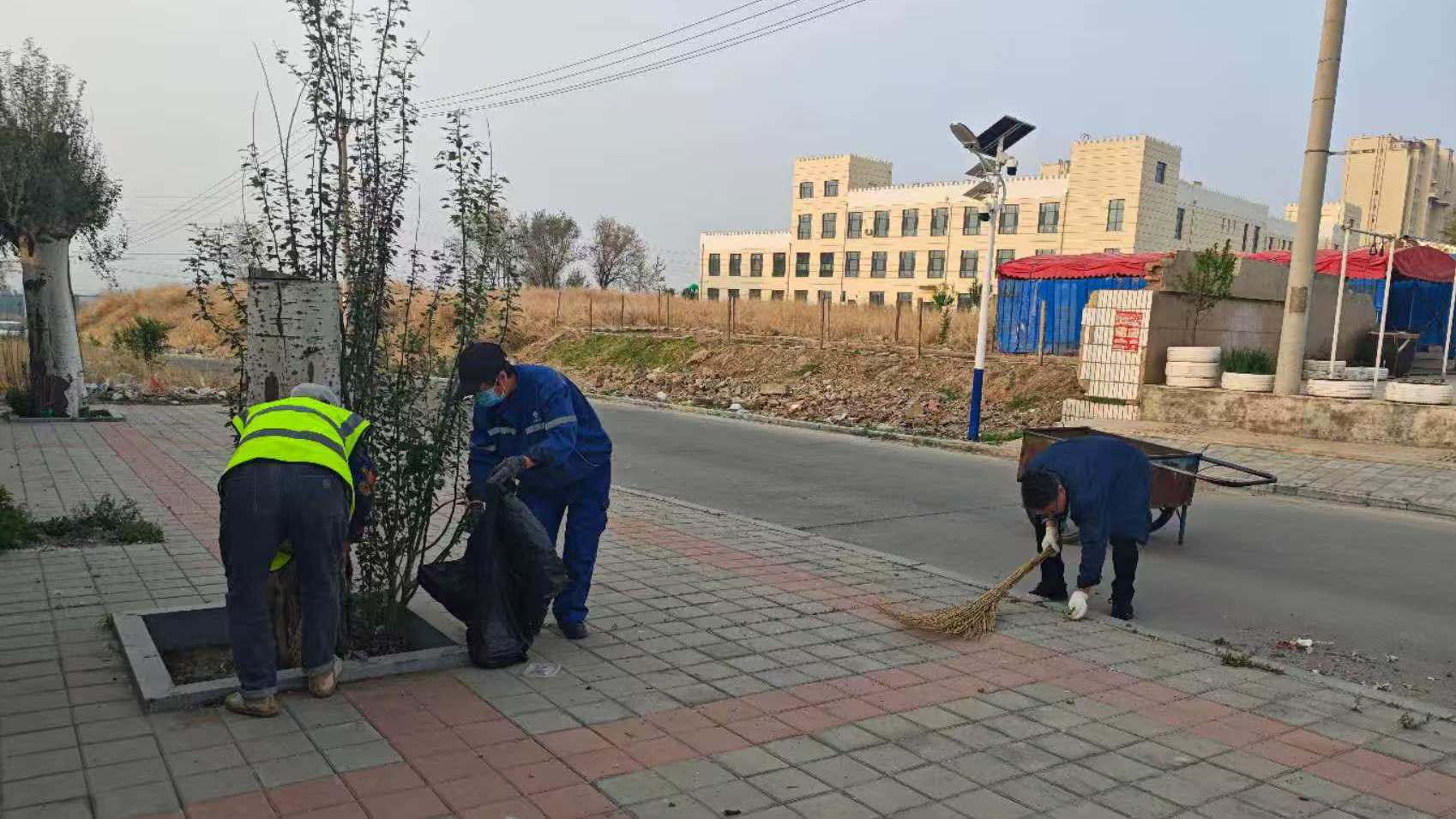 扫遍矿区再发力 环境整治焕新颜(图2)
