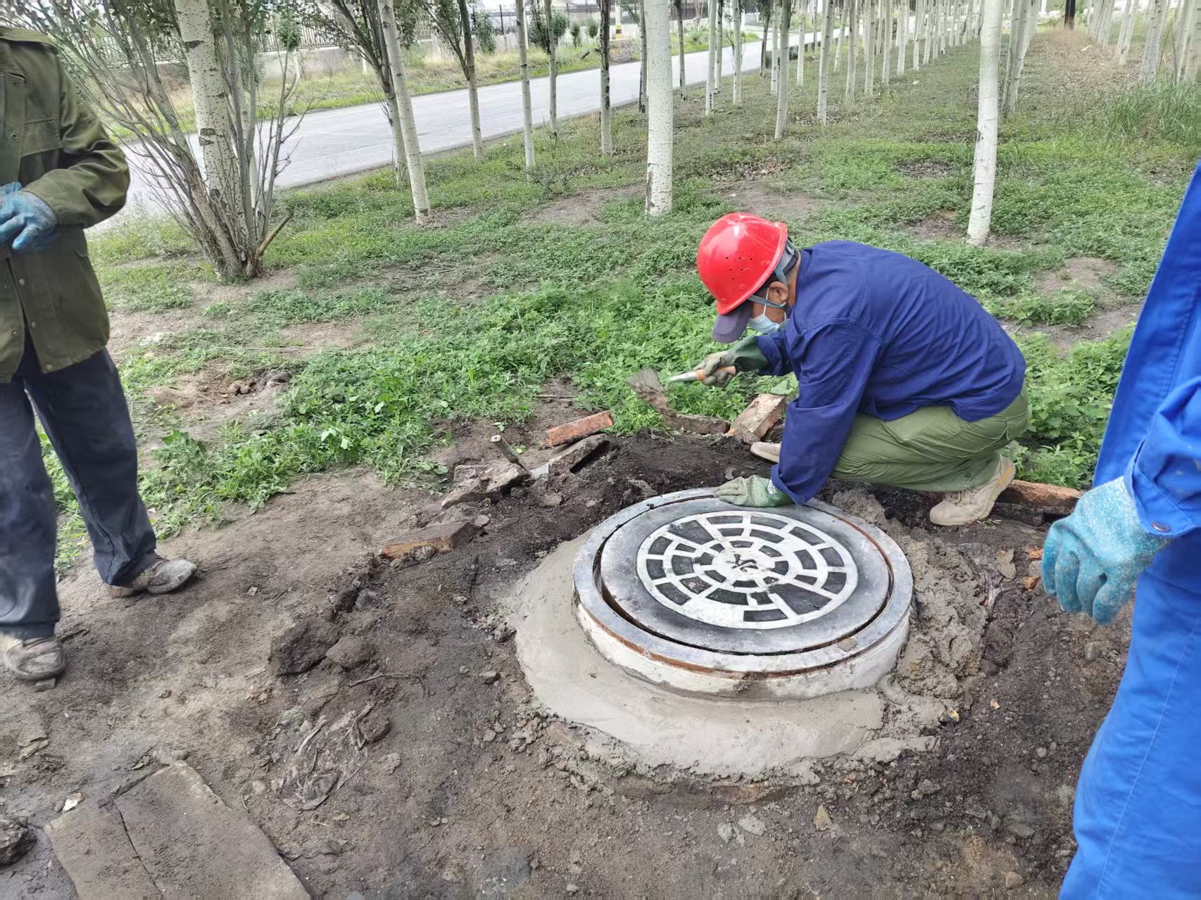 排查整治井盖隐患 保障矿区出行安全(图2) 排查整治井盖隐患 保障矿区出行安全(图2)