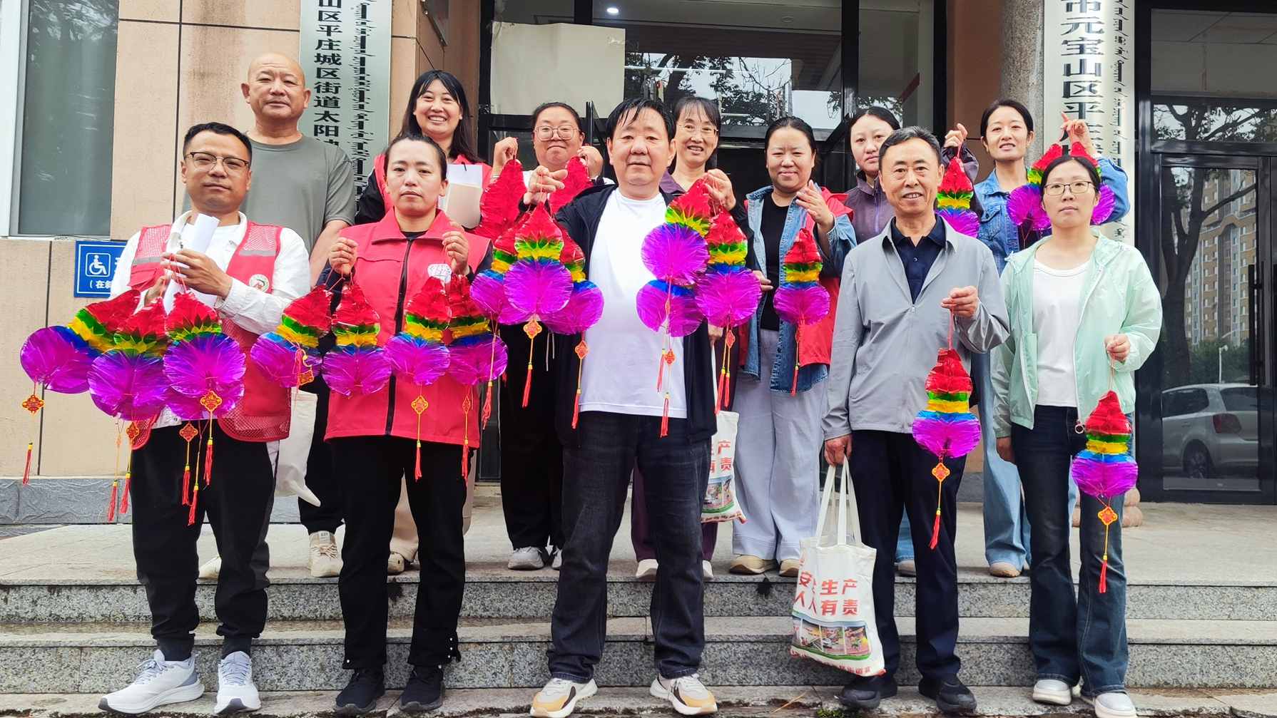 深化党员“双报到”，浓情端午暖民心(图1)