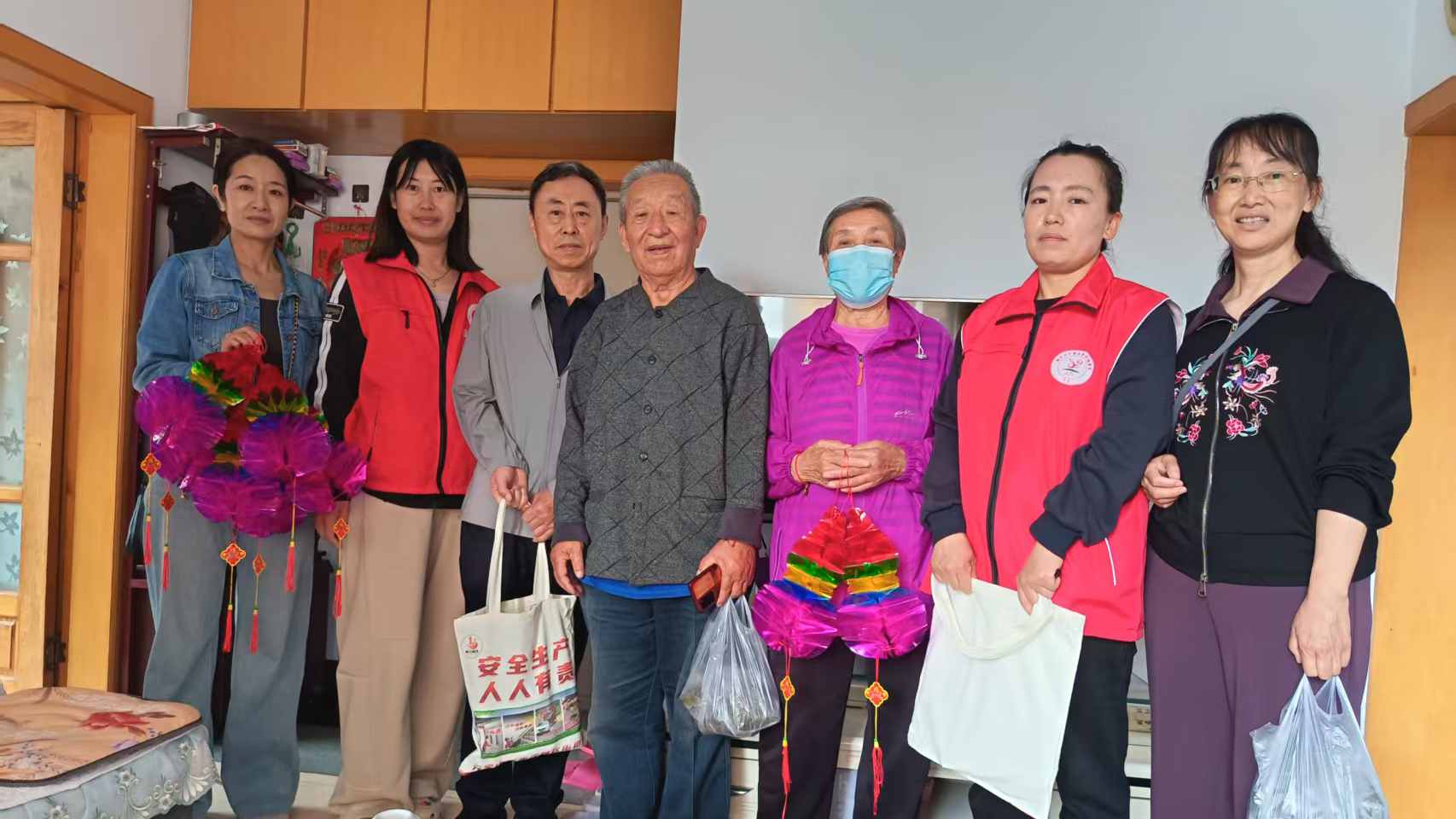 深化党员“双报到”，浓情端午暖民心(图3)