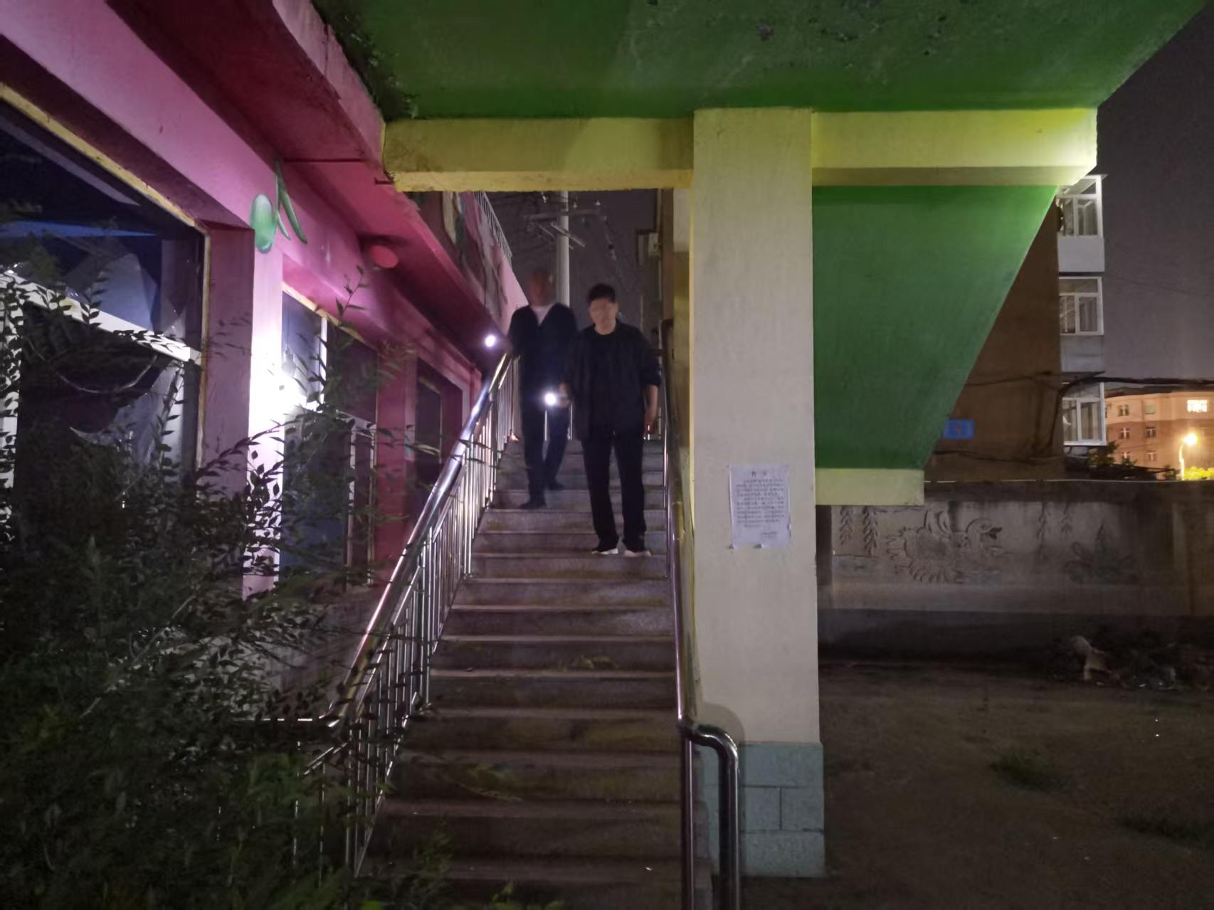夜间巡查不松懈 筑牢场所安全防线(图2)