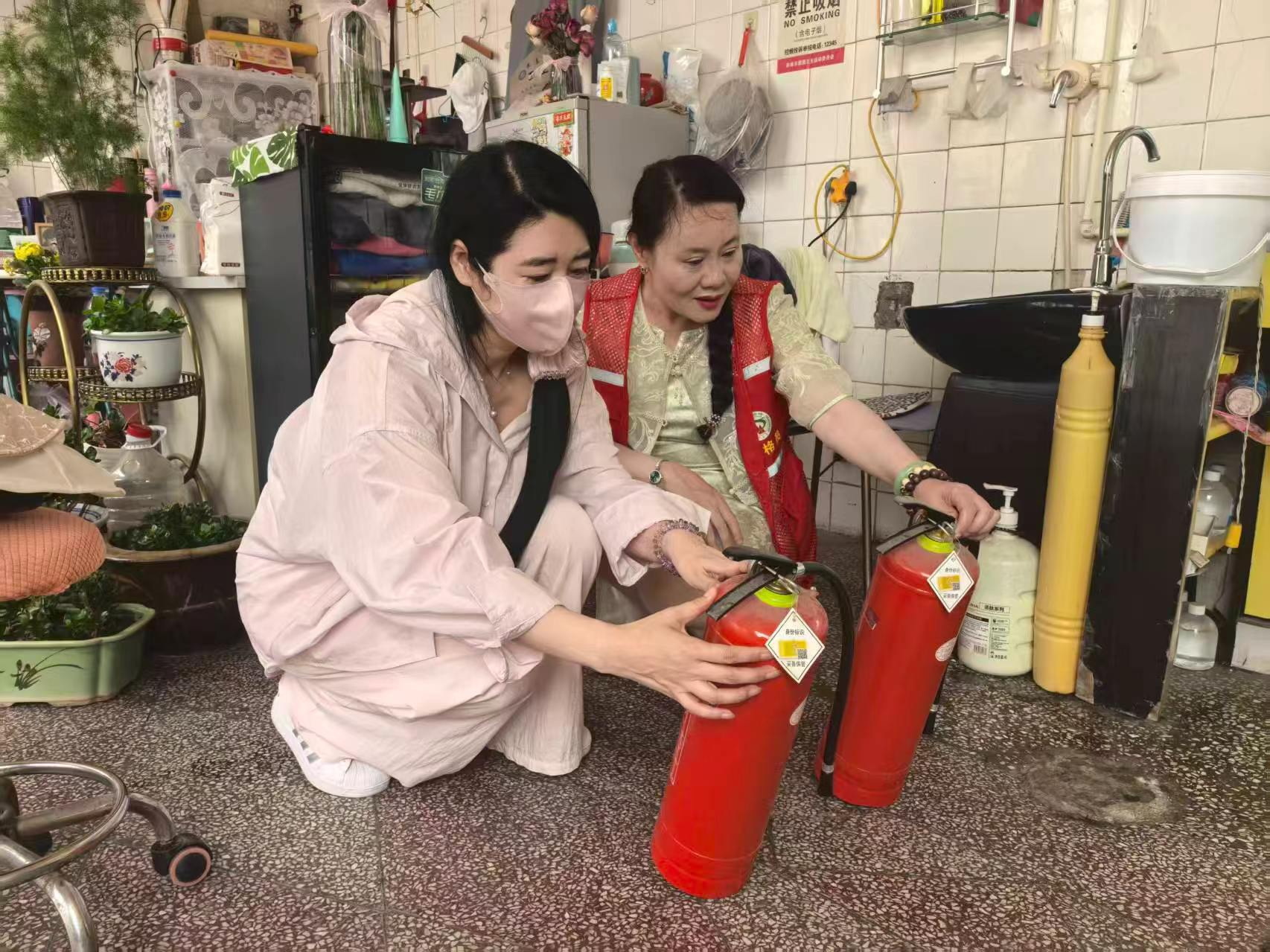 党旗领航志愿服务庆七一 暖心践行为民初心(图4)