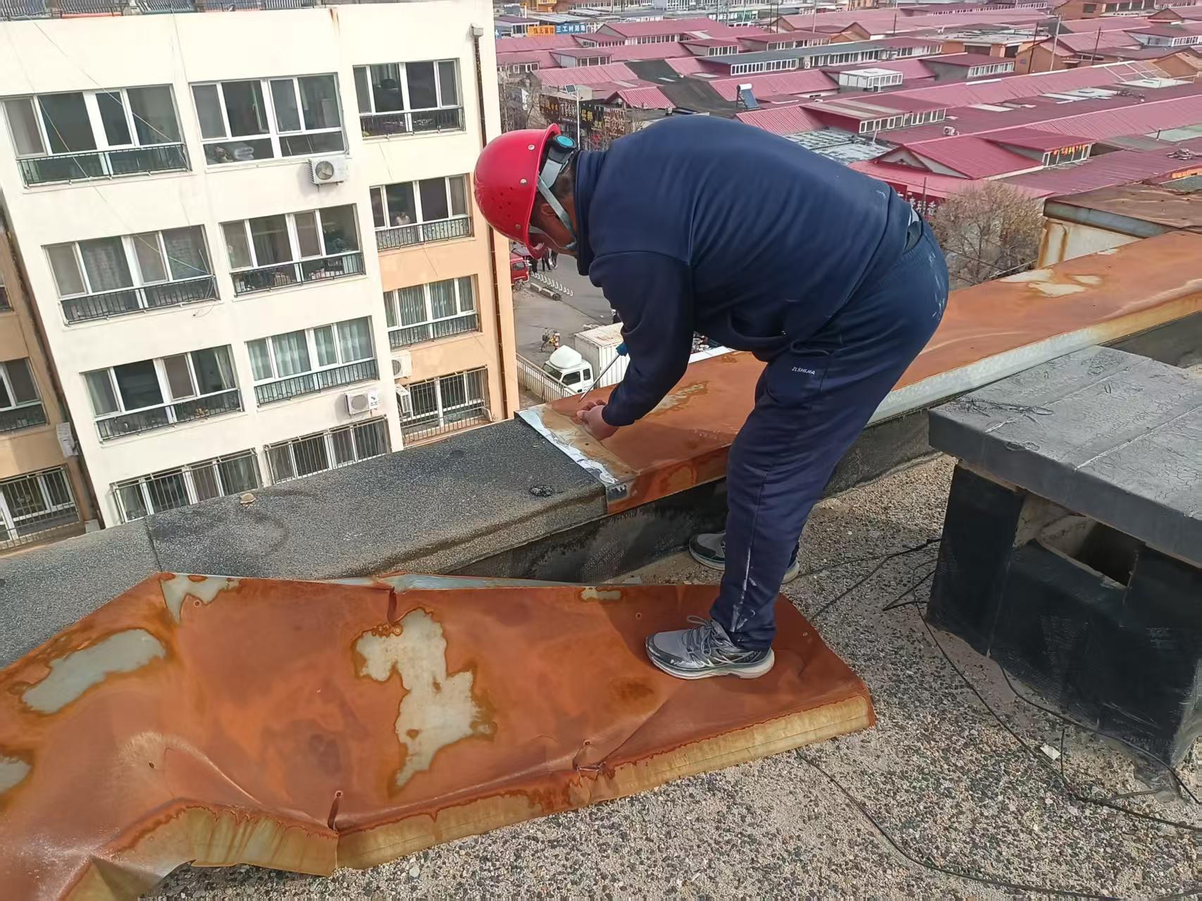 平煤投资公司元煤物业整治高空坠物隐患筑牢居民“头顶安全”防线(图2)
