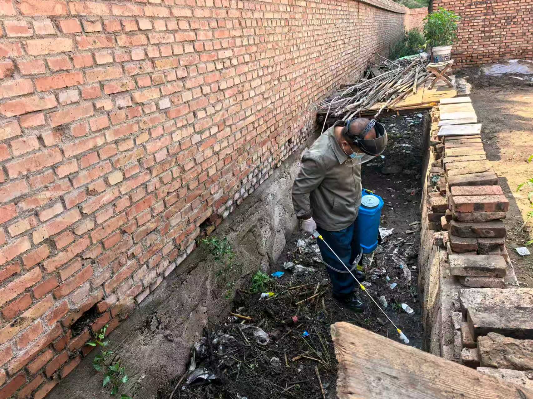 抓实卫生消杀整治  擦亮矿区环境底色(图1)