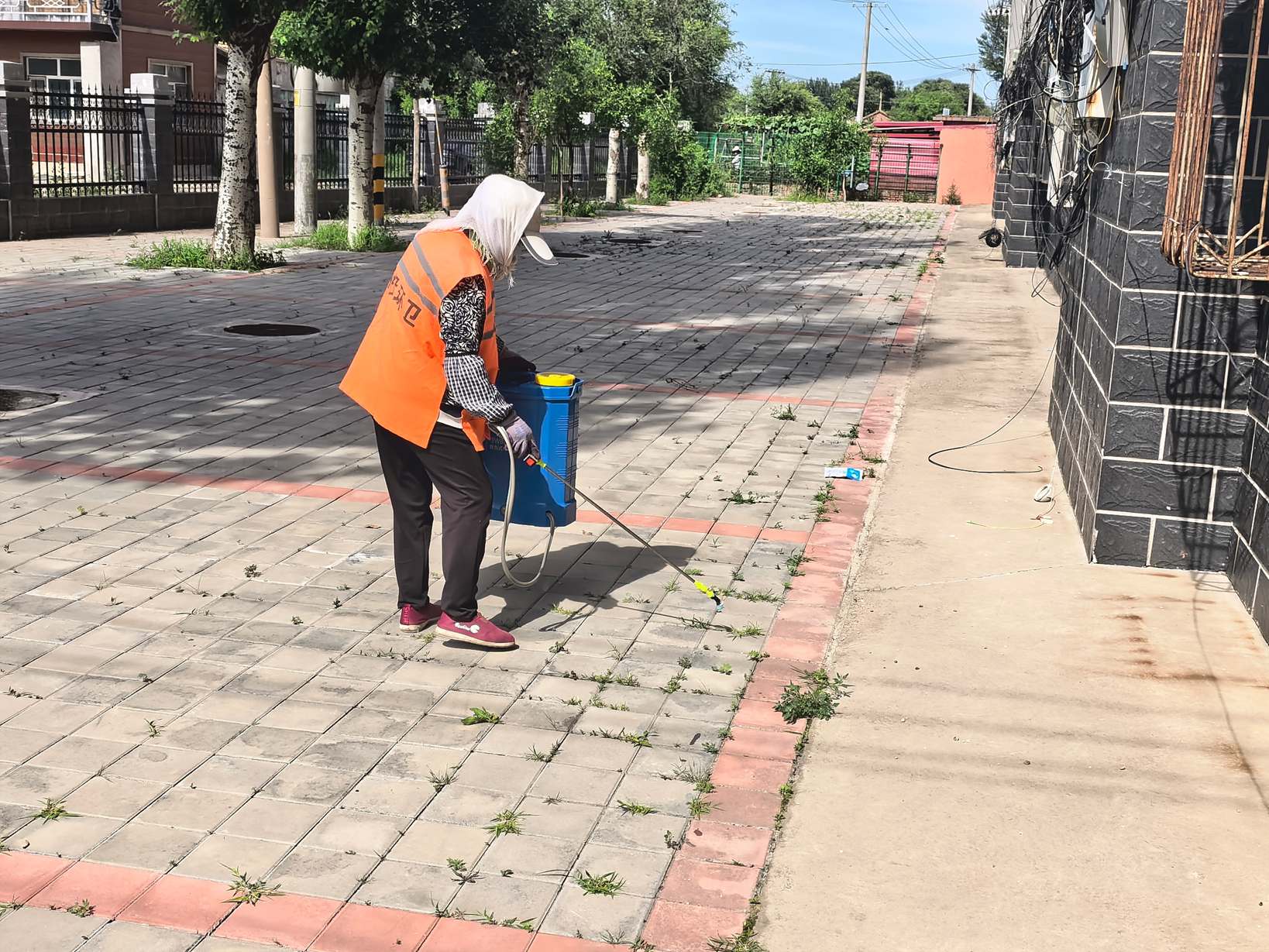 精准喷施除草剂 除草除险护环境(图1)